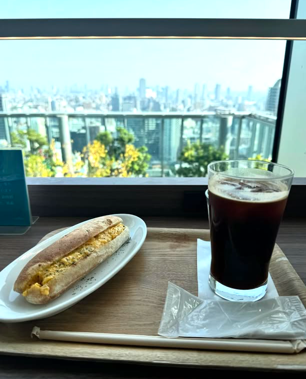 カフェチャオプレッソあべのハルカス店のモーニングセットをテーブルに置いた様子