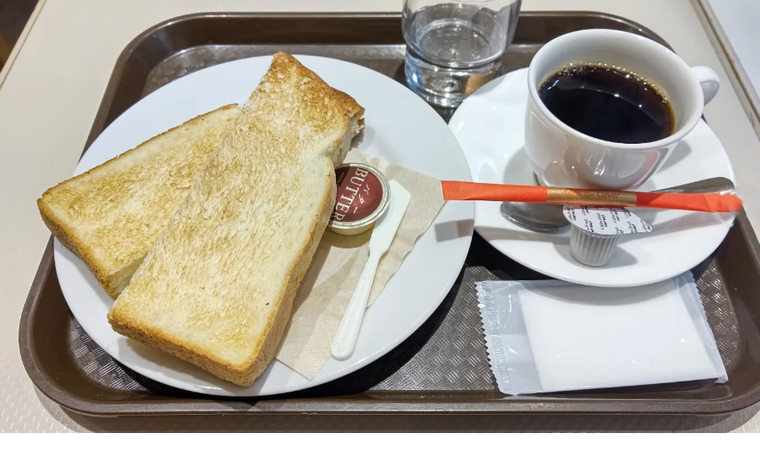 トレーにのせたカフェ クレバー あべちか店のモーニングサービス厚切りトーストセット