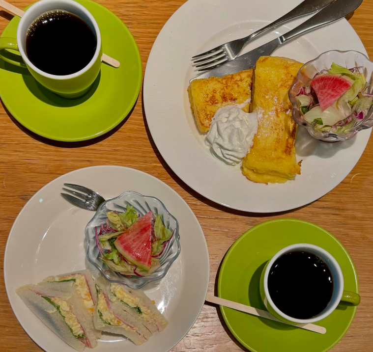 「ツリーカフェ 天王寺ミオ店」の「サンドセット」と「フレンチトーストセット」をテーブルにのせた様子