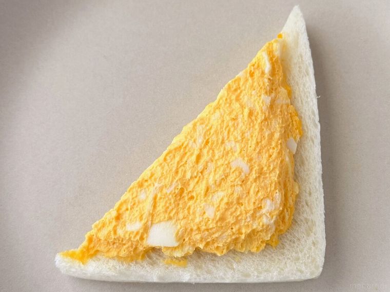 ローソン「たまごサンド」の食パンをはがした状態