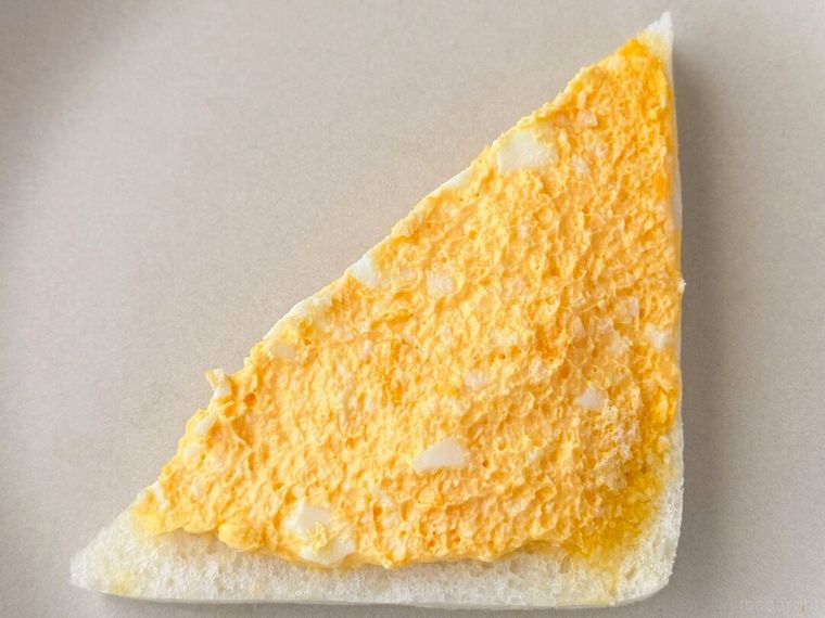 ファミリーマート「たまごサンド」の食パンをはがした状態