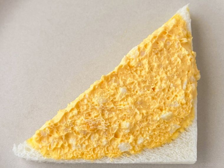 「たまごサンド」の食パンをはがした状態