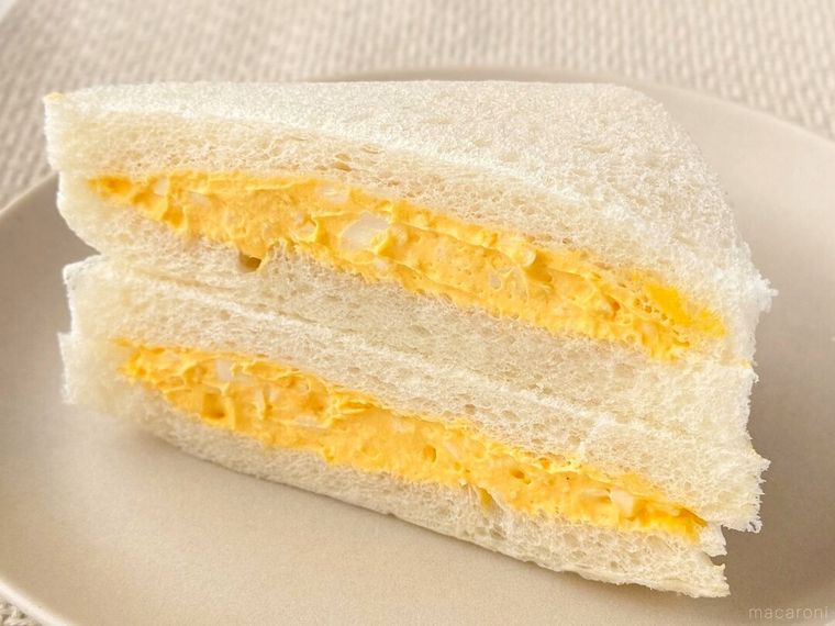 パッケージから取り出したたまごサンド