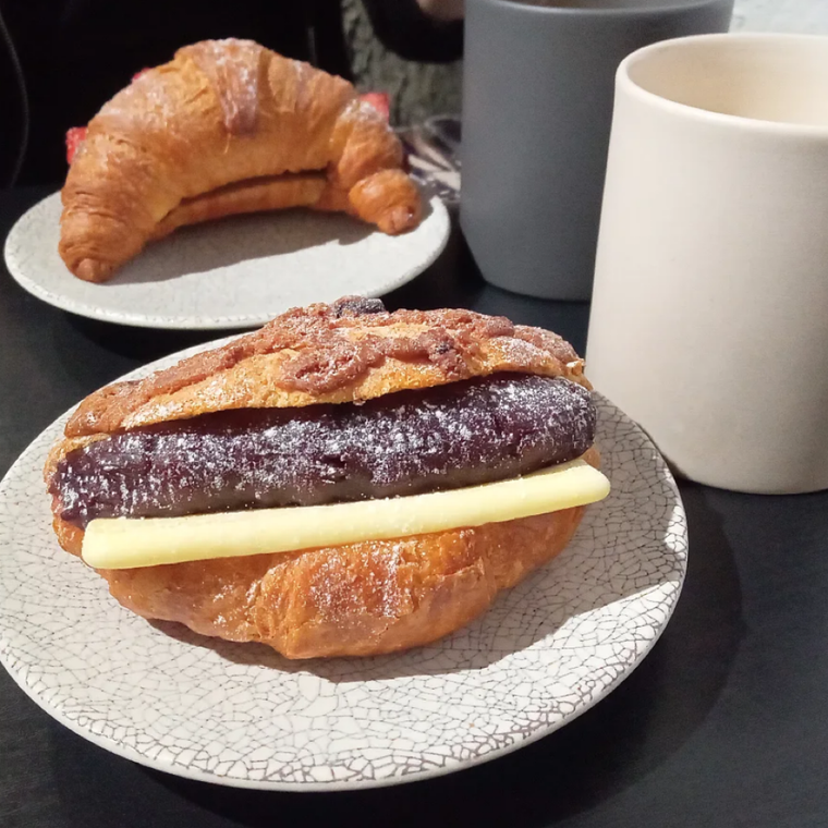 クロワッサンにたっぷりのあんことバターを挟んだバターあんクロワッサン