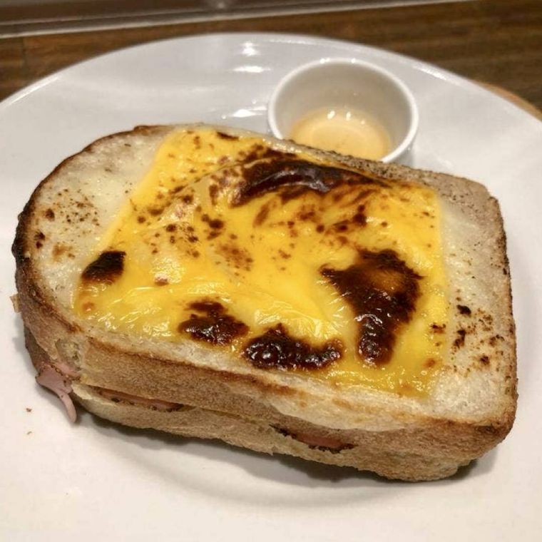 こんがり焼けたチーズに厚切りトースト、ハムを挟んだハムチーズトースト