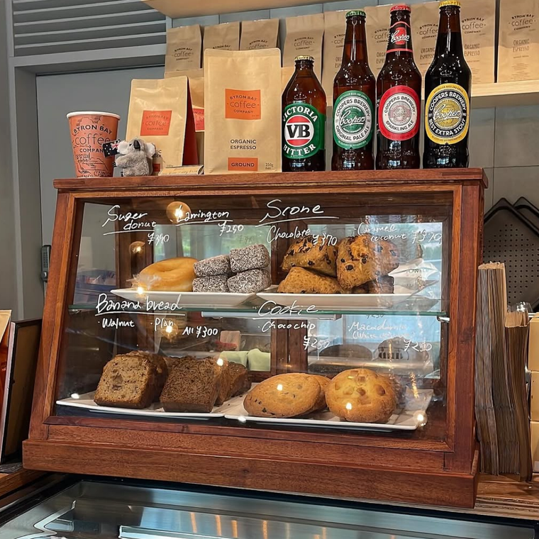 10種類ほどの焼菓子がショーケースに並ぶ、バイロンベイコーヒー店内