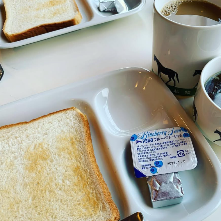 こんがり焼けた食パンにバター、ドリンクが付くモーニングビュッフェ