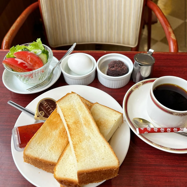 こんがりと焼けたトーストが3切れ、コーヒー、サラダの贅沢なモーニング
