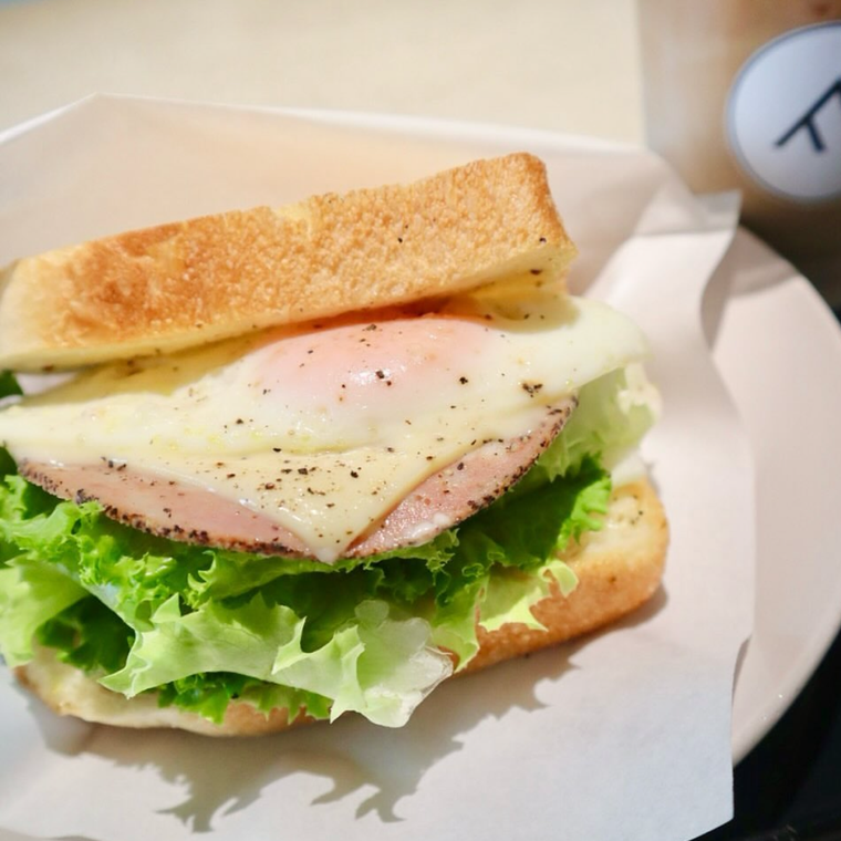 ハムと卵、レタスを挟んだサンドイッチとコーヒー付き