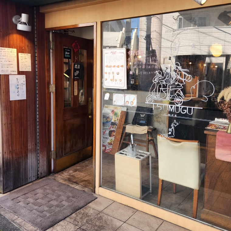 木の温もりが感じられ、ガラス張りがおしゃれな外観