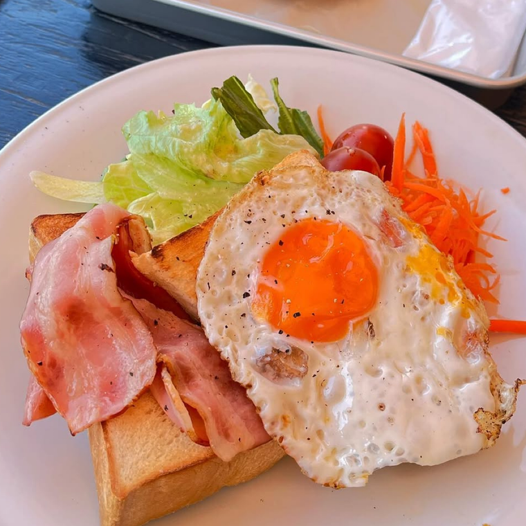 こんがり焼けたベーコンエッグにサラダを添えたスペシャルモーニングプレート