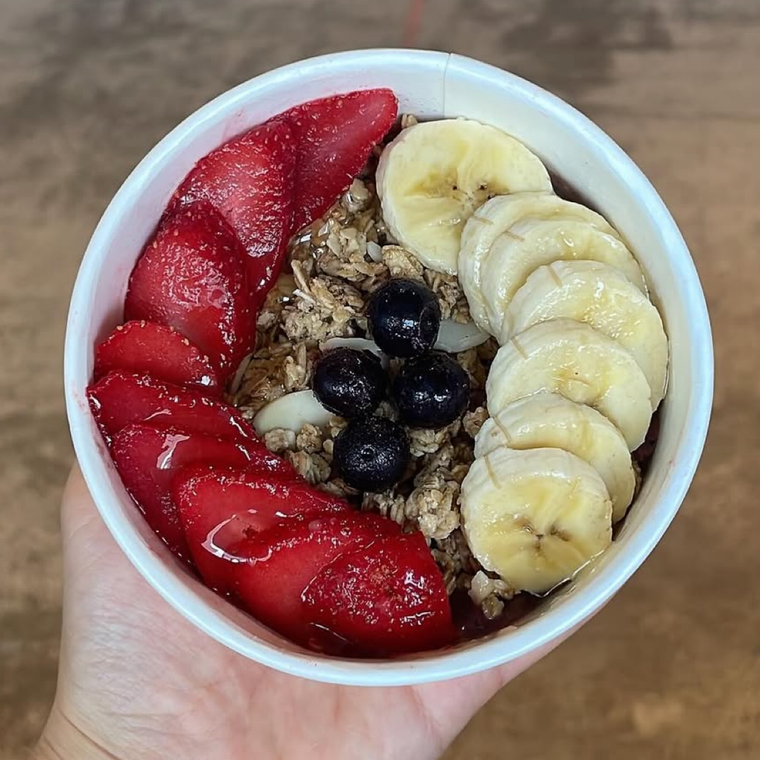 たっぷりのいちご、ブルーベリー、バナナ、グラノーラを散らしたアサイーボウル