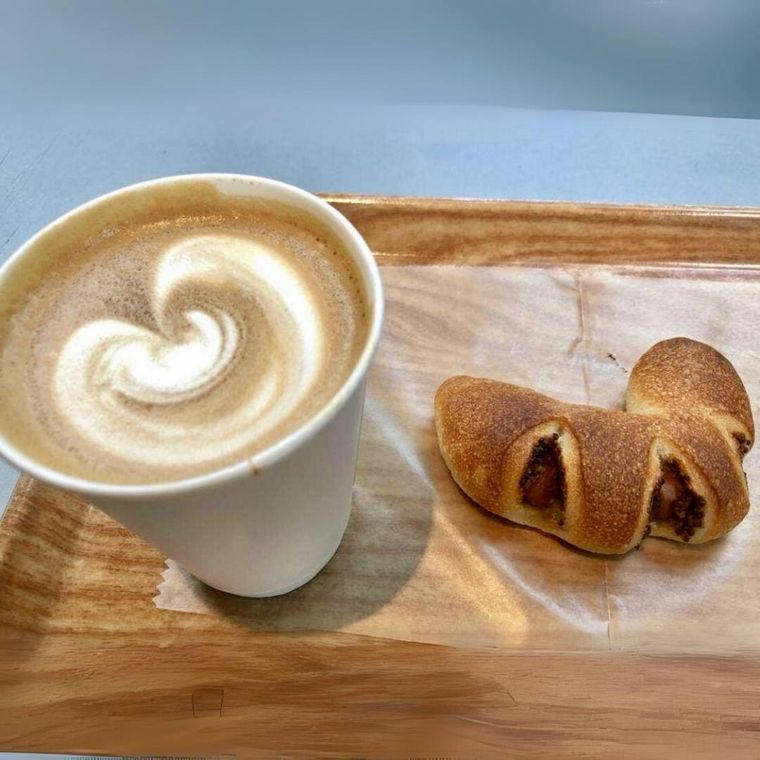 ラテアートが美しいカフェラテと自家製パン