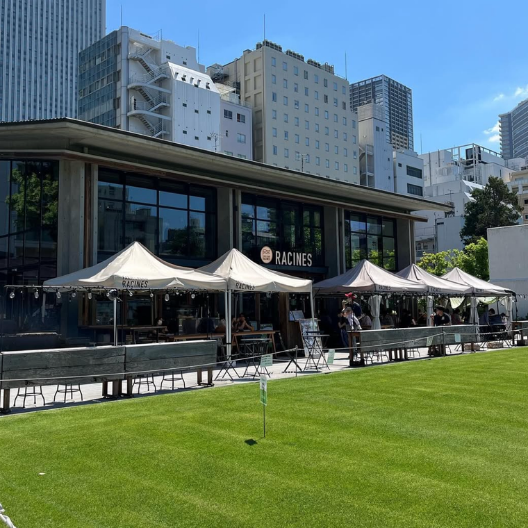 緑の芝生が開放感抜群、南池袋公園にたたずむ「RACINES FARM TO PARK」外観