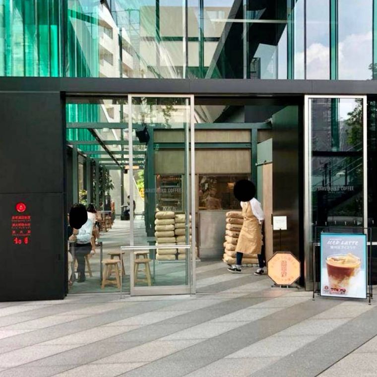 全面ガラス張りの開放的な猿田彦珈琲 池袋店外観