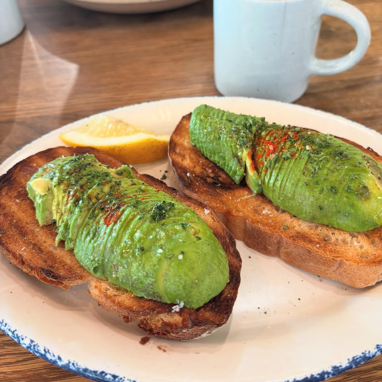 たっぷりのアボカドがのったアボカドトースト2枚