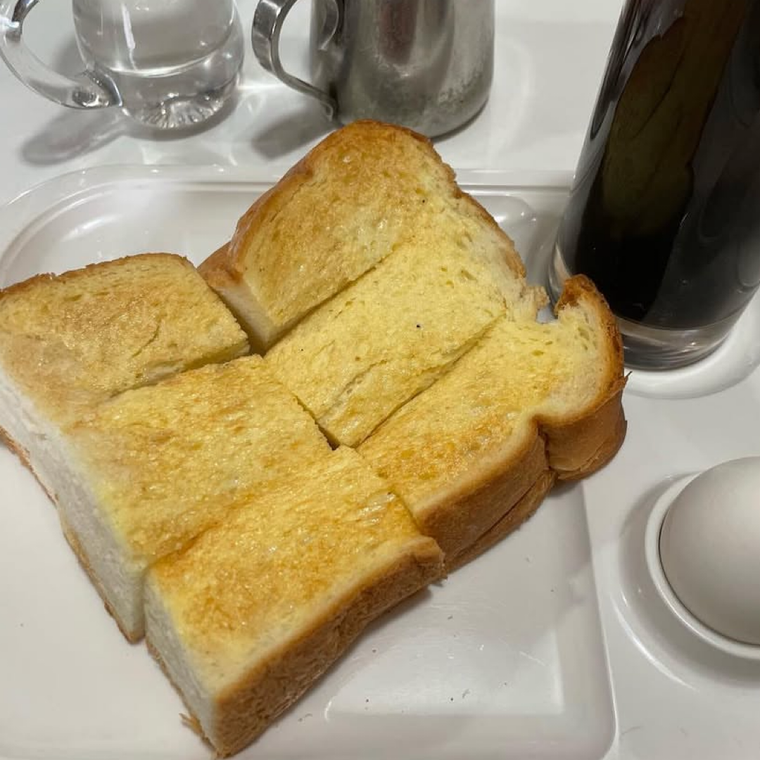 こんがりと焼けた厚切りトースト1枚とアイスコーヒー