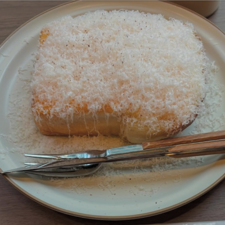 雪のようにたっぷりのチーズがのったチーズトースト