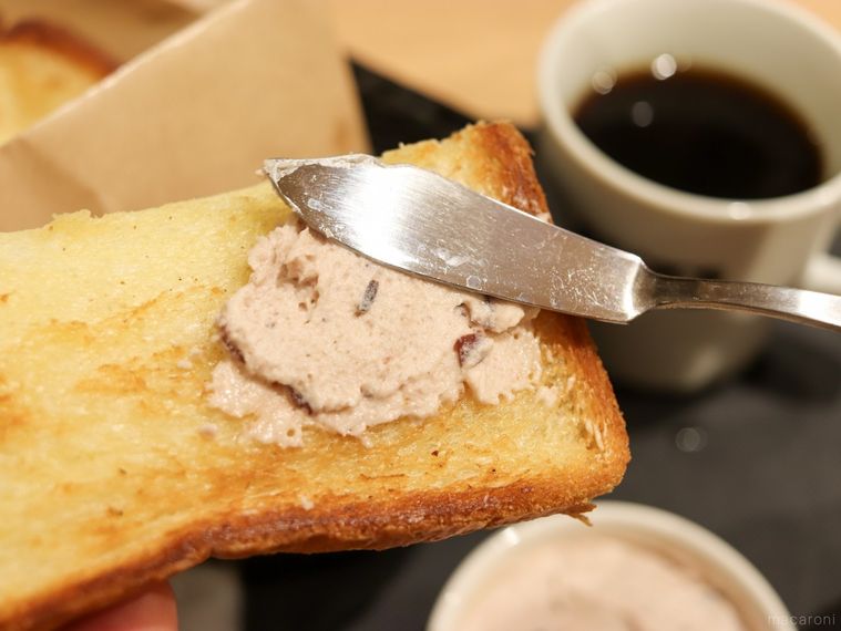 ベックスコーヒーショップのバタートーストに小倉クリームチーズホイップを塗っている