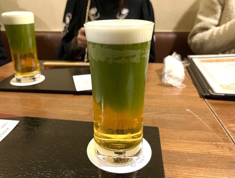 ビールに抹茶が注がれたお抹茶ショット