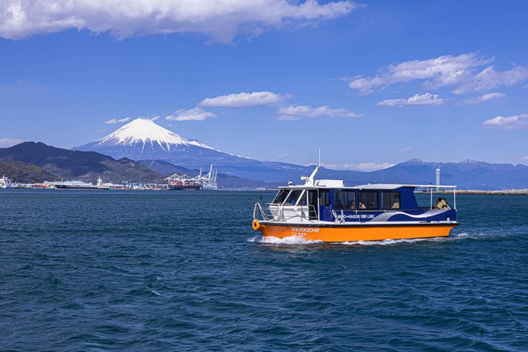 海の上を航海する富士山清水港水上バス