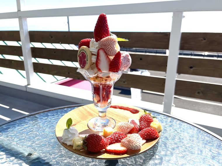 ガラステーブルの上に置かれた久能山白いちごパフェプレート