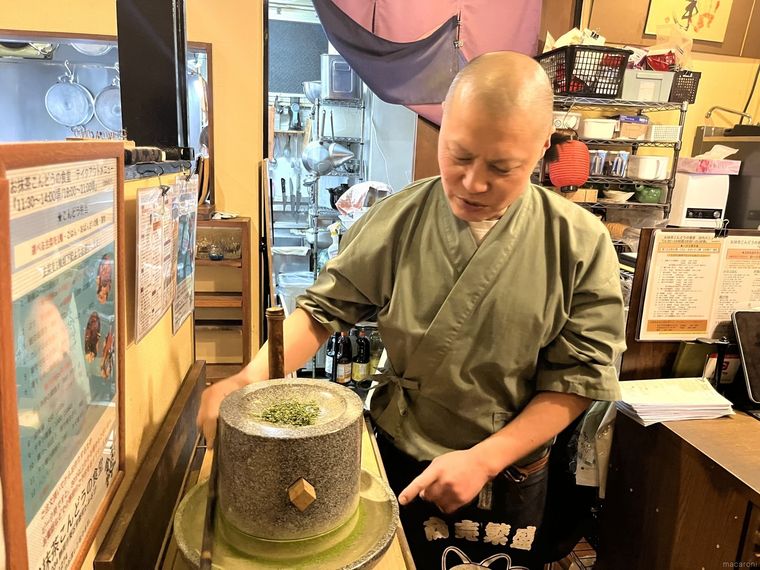 お抹茶こんどうの食堂の大将が石臼で抹茶を引いている