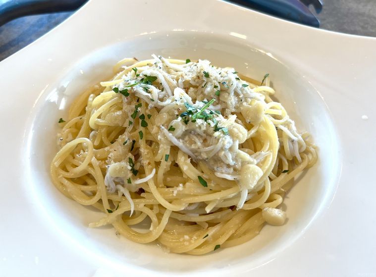 白い器に盛られた葉しょうがとしらすのペペロンチーノ