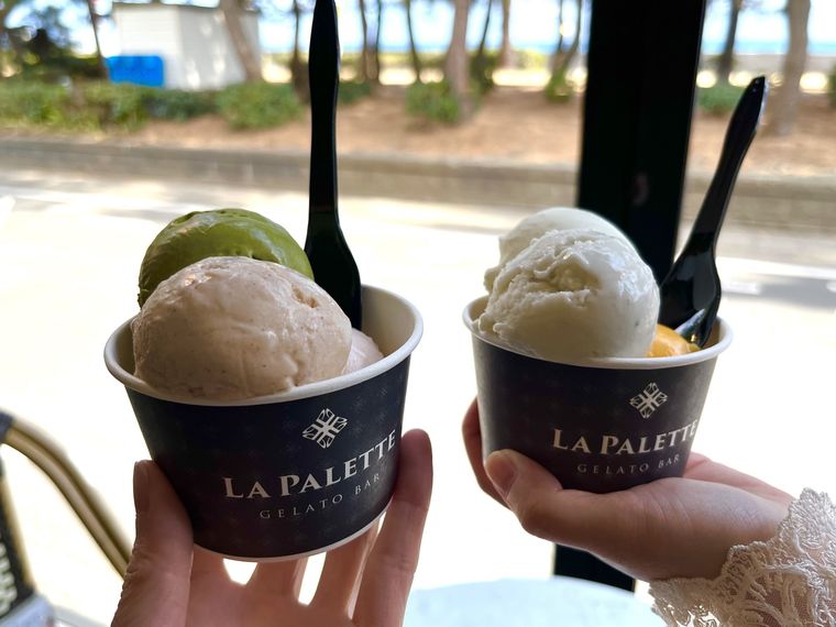 ラ パレットのジェラートが入ったカップを手に持っている