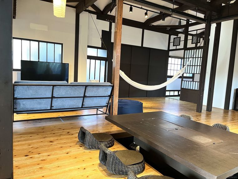 青藍の囲炉裏があるリビング