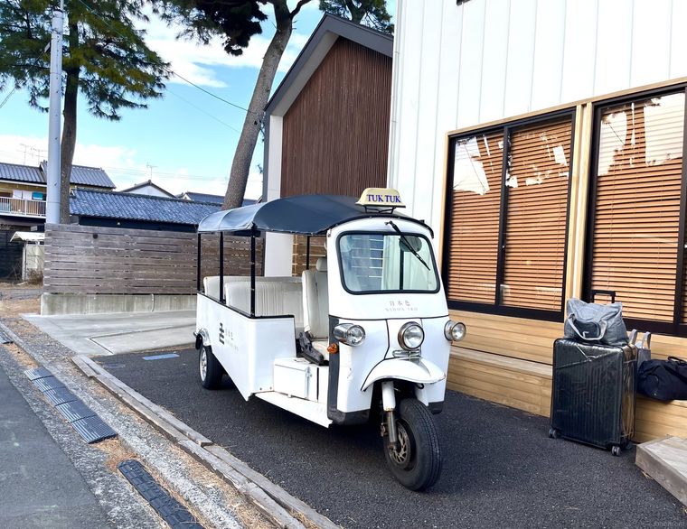 宿の前にトゥクトゥクが止まっている