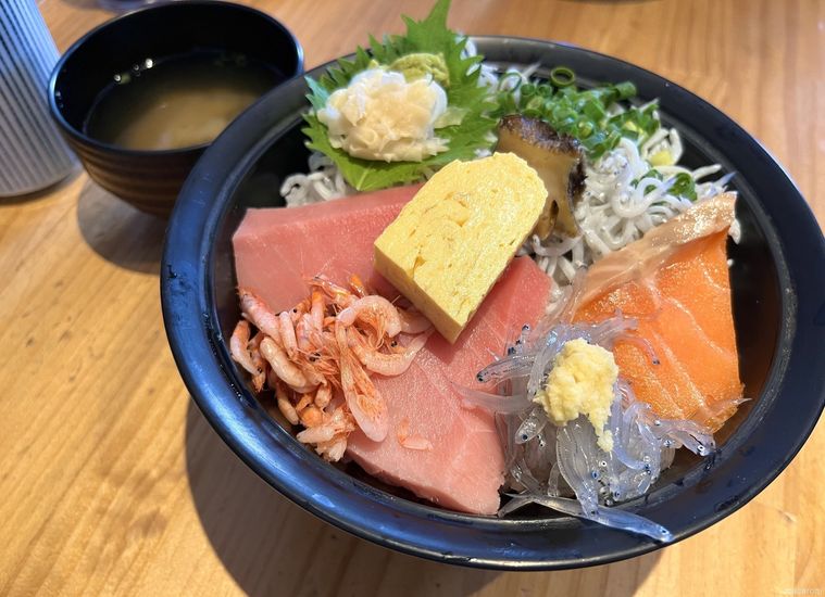 生しらす、釜揚げしらす、まぐろの中トロなどが入った海鮮丼