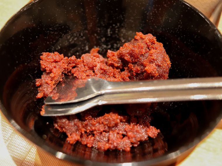 テーブルに置かれている六厘舎の特製辛味