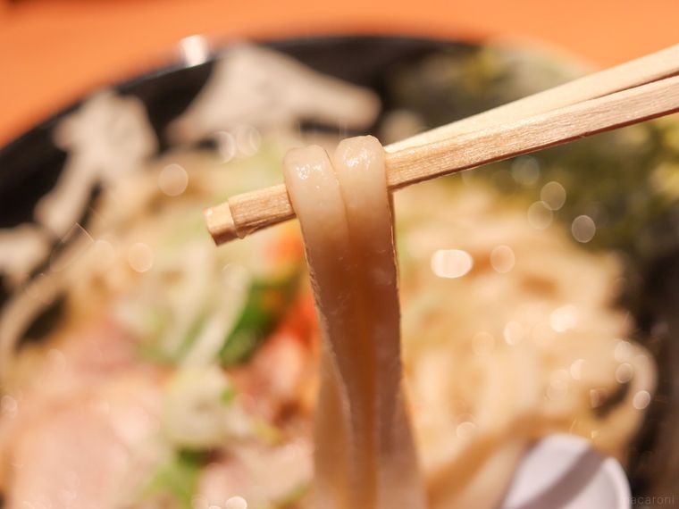 割り箸でやわらかめんの麺を2本持ち上げている