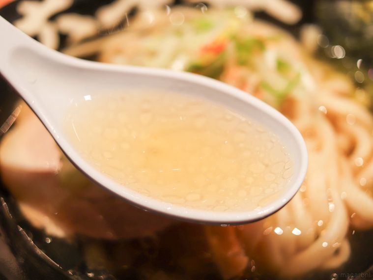 れんげでやわらかめんのスープをすくっている