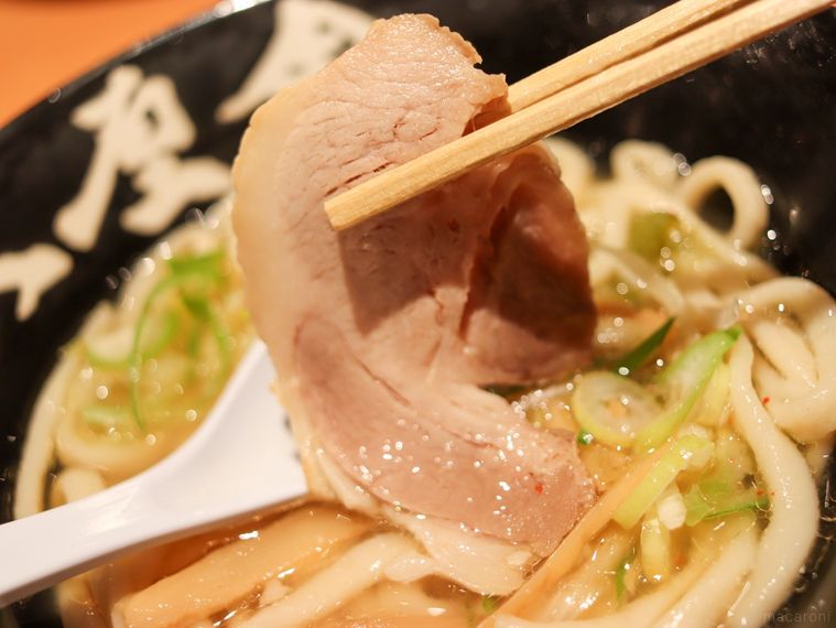 やわらかめんのチャーシューを割り箸で持ち上げている