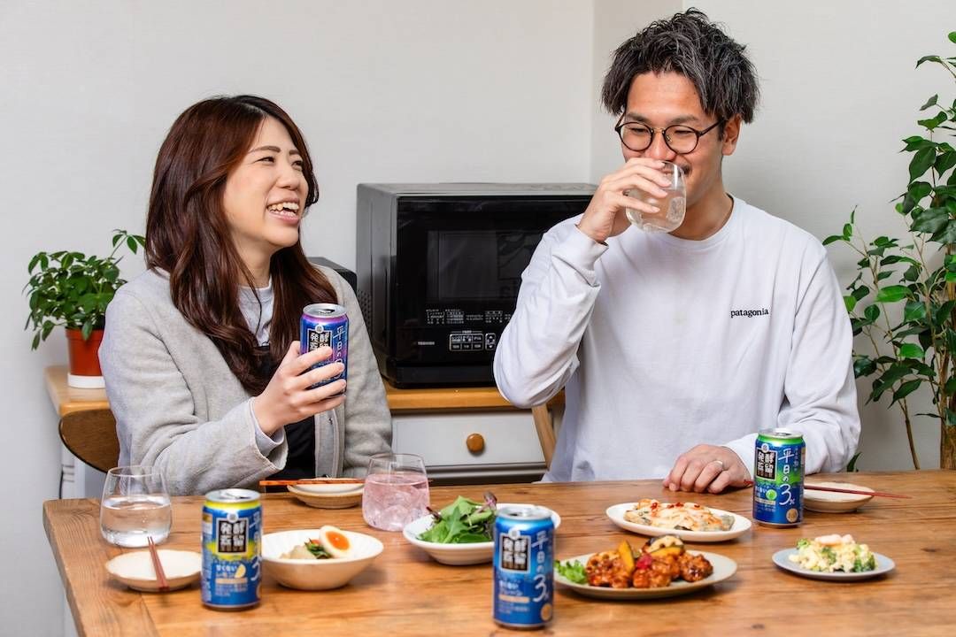 編集部員がお酒を飲んでいる様子