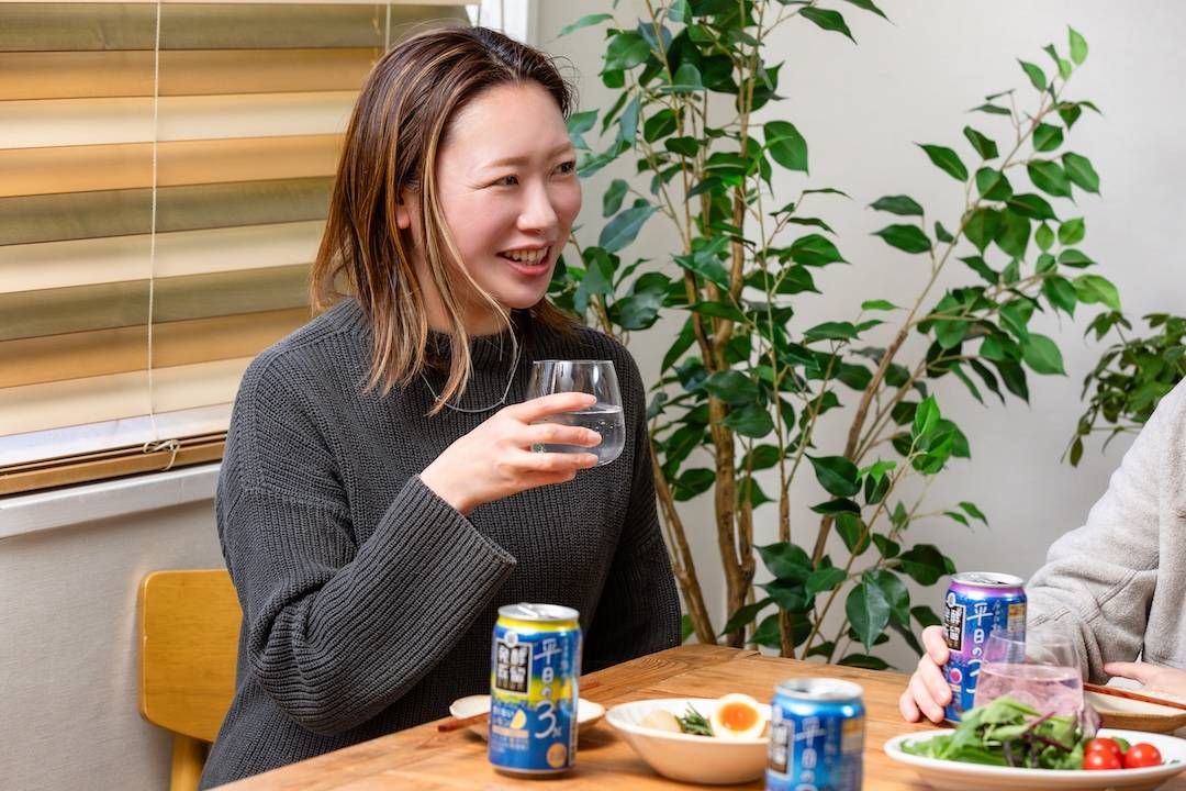 編集部員がお酒を飲んでいる様子