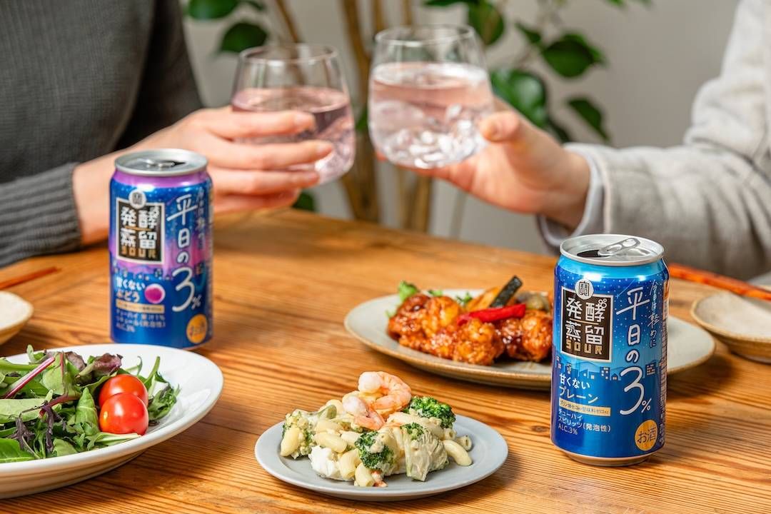 缶チューハイが並んだ食卓