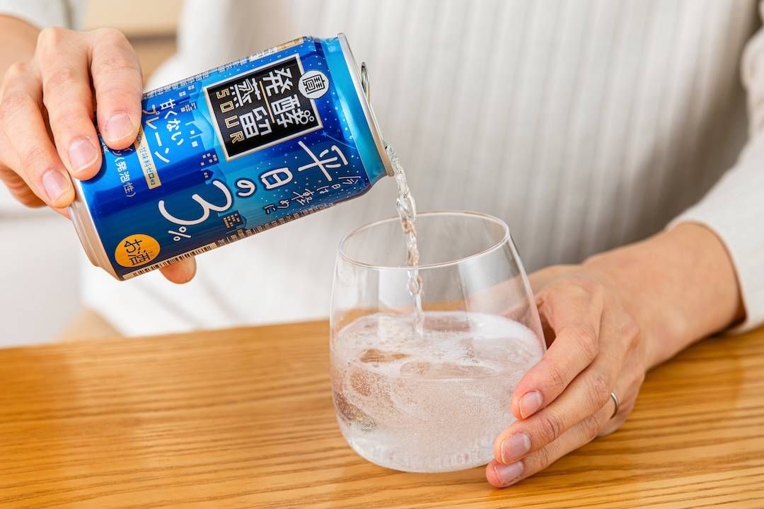 缶チューハイを注いでる様子
