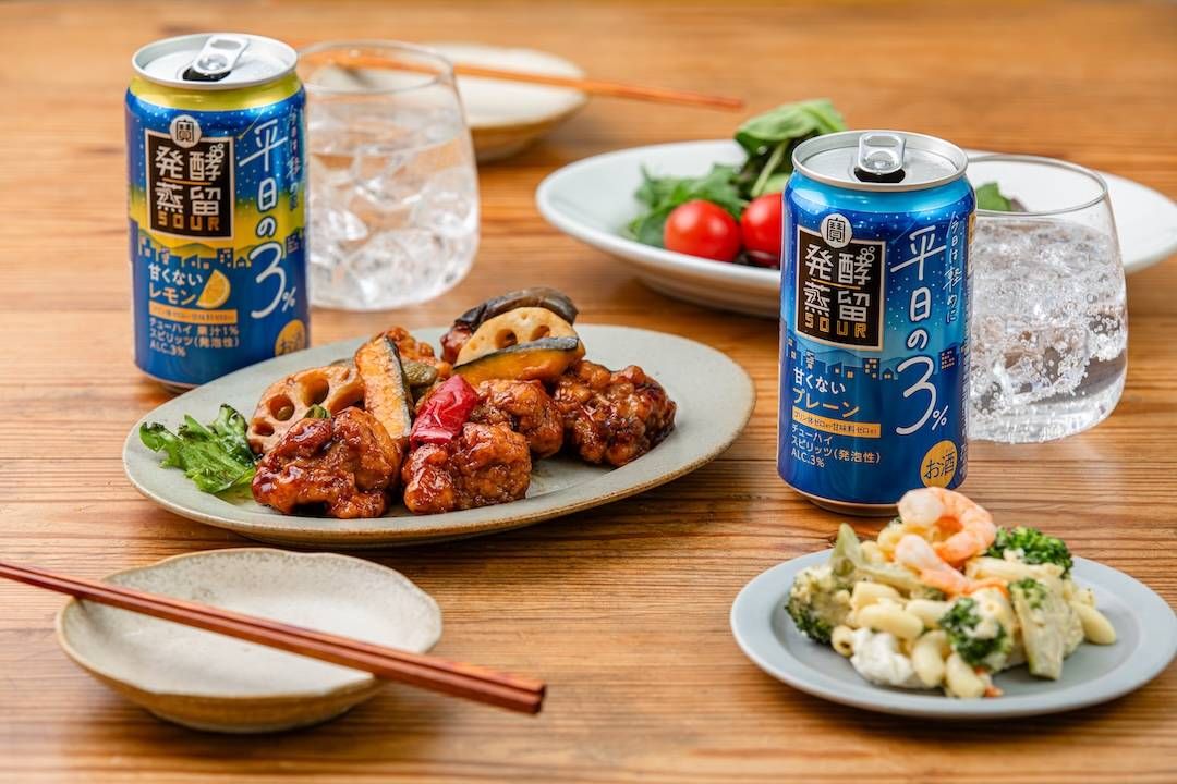 缶チューハイと食事が並んだ食卓