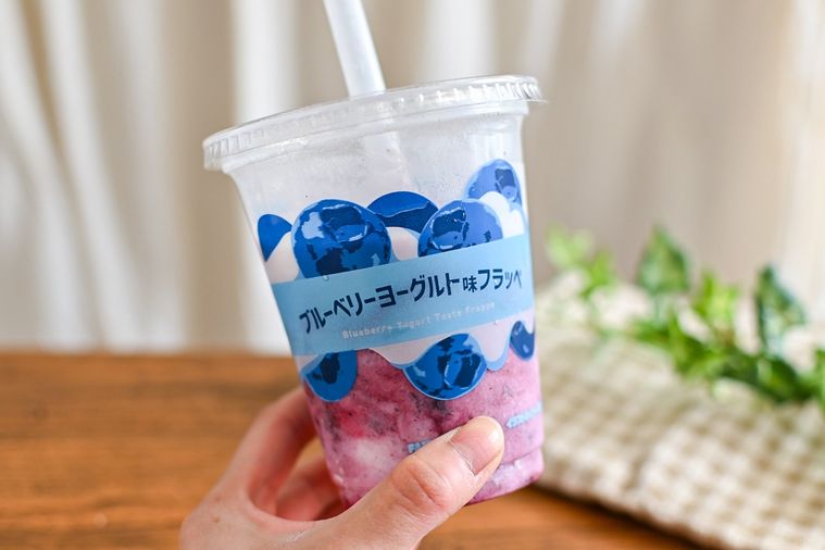 フラッペを持っているところ