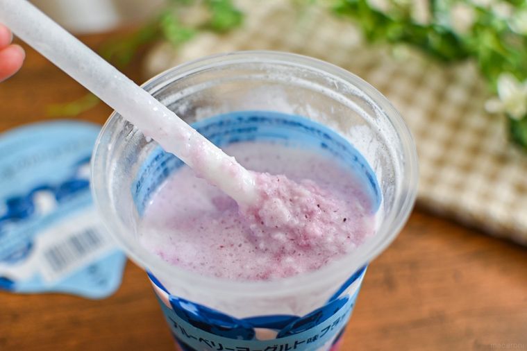 フラッペをストローで持ち上げているところ