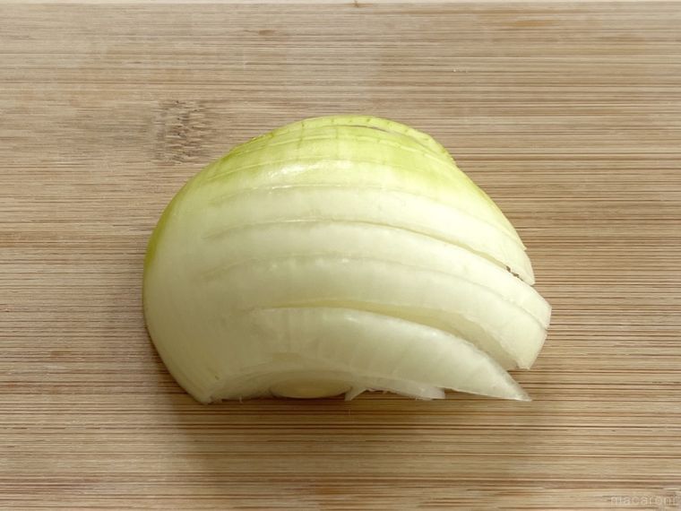 玉ねぎに切り込みを入れた様子