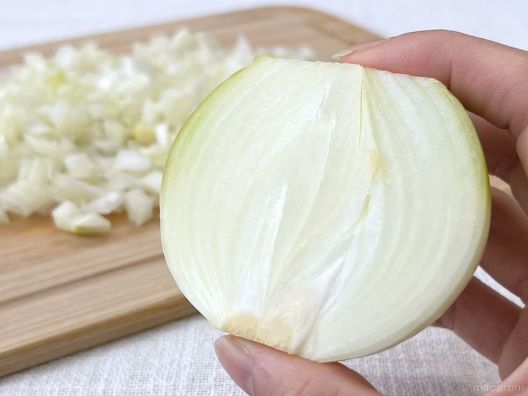 半分に切った玉ねぎを手で持っている様子