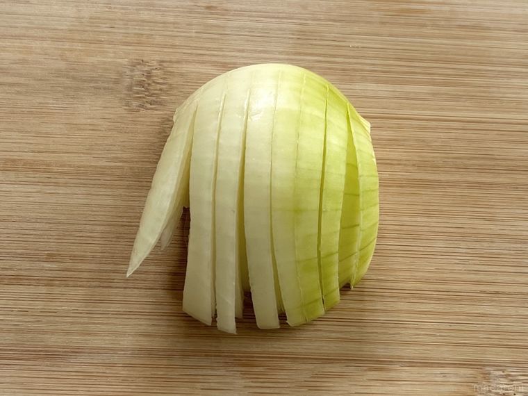 玉ねぎに切り込みを入れた様子