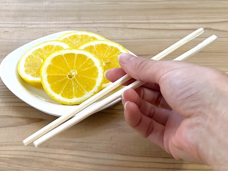 スライスレモンと箸