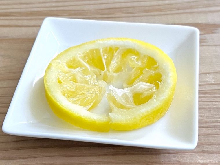 果汁を搾り終わったスライスレモン