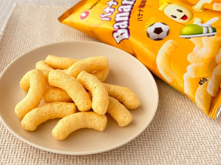 皿に盛り付けられた「バナナキック」とパッケージが並んでいる様子