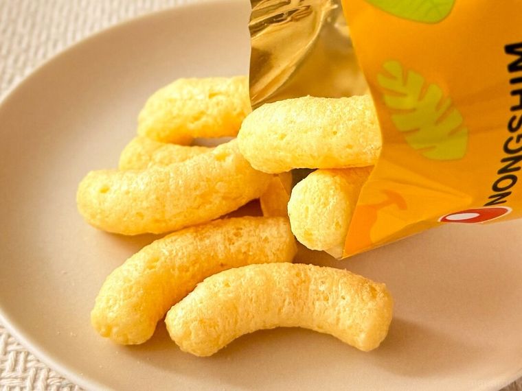 「バナナキック」をパッケージから皿に盛り付けている様子
